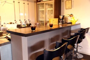 Bar (on property) - SAPPORO GUEST HOUSE NARIYA - Hostel (Sapporo)