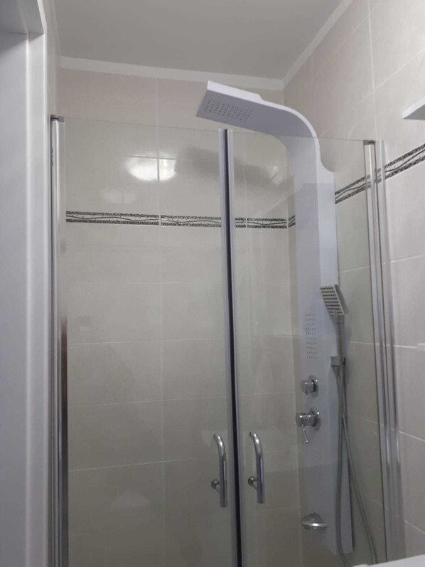 Business Studio | Bathroom shower