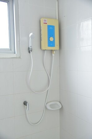 Bathroom shower - Mekpufah Apartment (Chonburi)