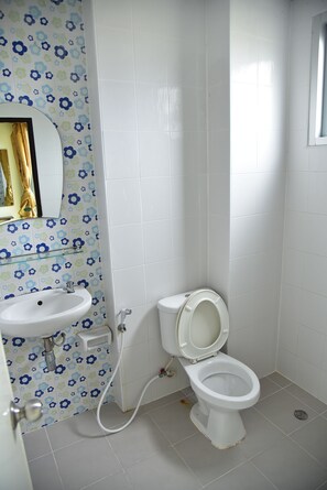 Standard Double Room | Bathroom | Shower, rainfall showerhead, free toiletries, towels - Mekpufah Apartment (Chonburi)