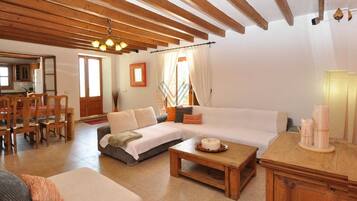 Televisie, een open haard, een tafeltennistafel en een stereo