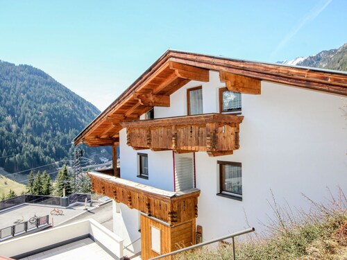 Stunning private villa for 10 guests with WIFI, TV, patio and pets allowed