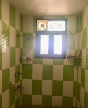 Dutxa, articles de tocador gratuïts, assecador de cabells i barnussos 