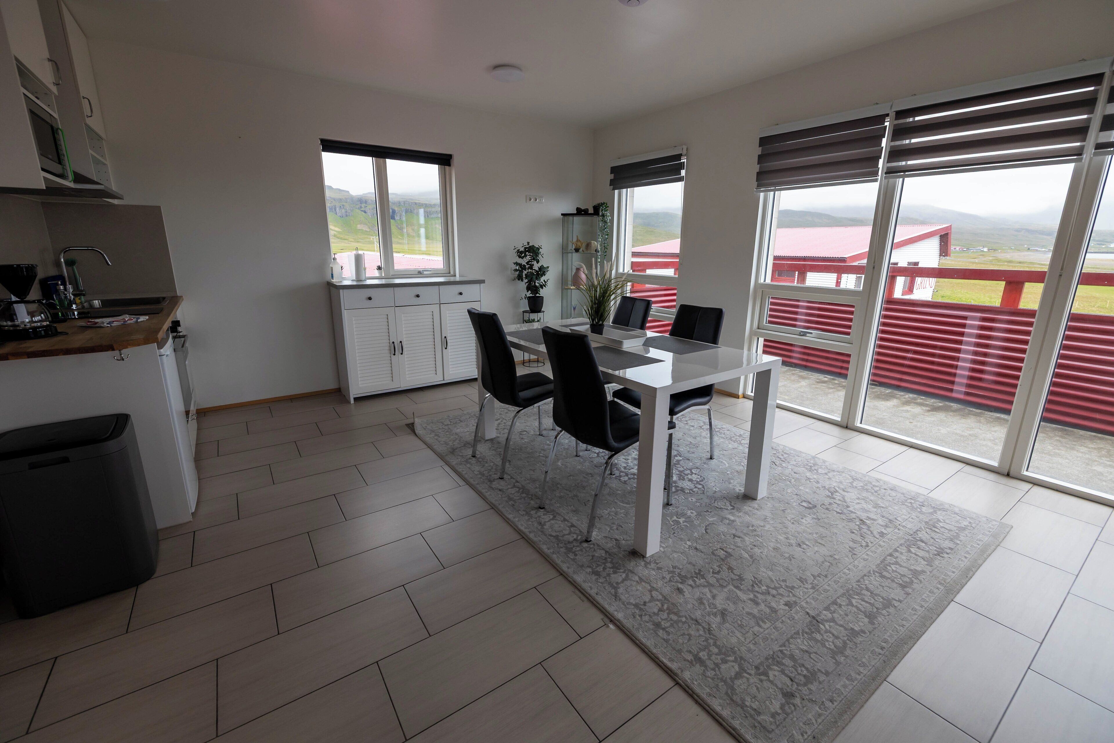 Studio with Mountain View | 遮光カーテン、WiFi (無料)、ベッドシーツ