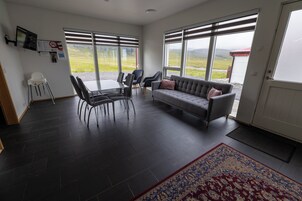 Two bedroom apartment with Kirkjufell Mountain View | 客房景观