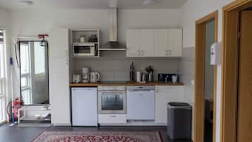 Two bedroom apartment with Kirkjufell Mountain View | Fælleskøkken | Køleskab, mikrobølgeovn, køkkentøj/tallerkener/redskaber