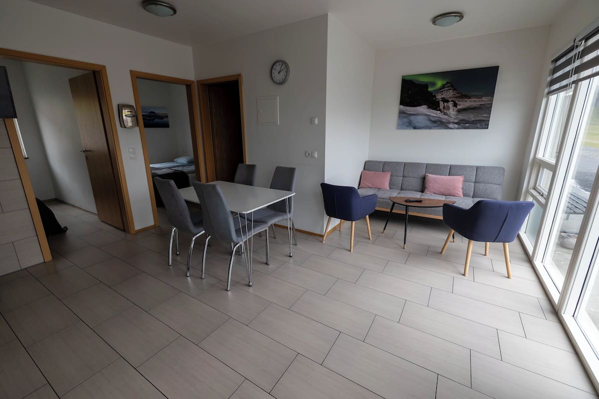 Two bedroom apartment with Kirkjufell Mountain View | 1 slaapkamer, verduisterende gordijnen, gratis wifi, beddengoed