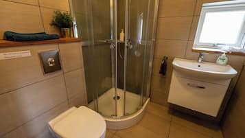 Superior Double or Twin with Mountain view and private bathroom | Badezimmer | Dusche, Haartrockner, Handtücher