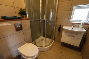Superior Double or Twin with Mountain view  and private bathroom | 浴室 | 淋浴设施、吹风机、毛巾