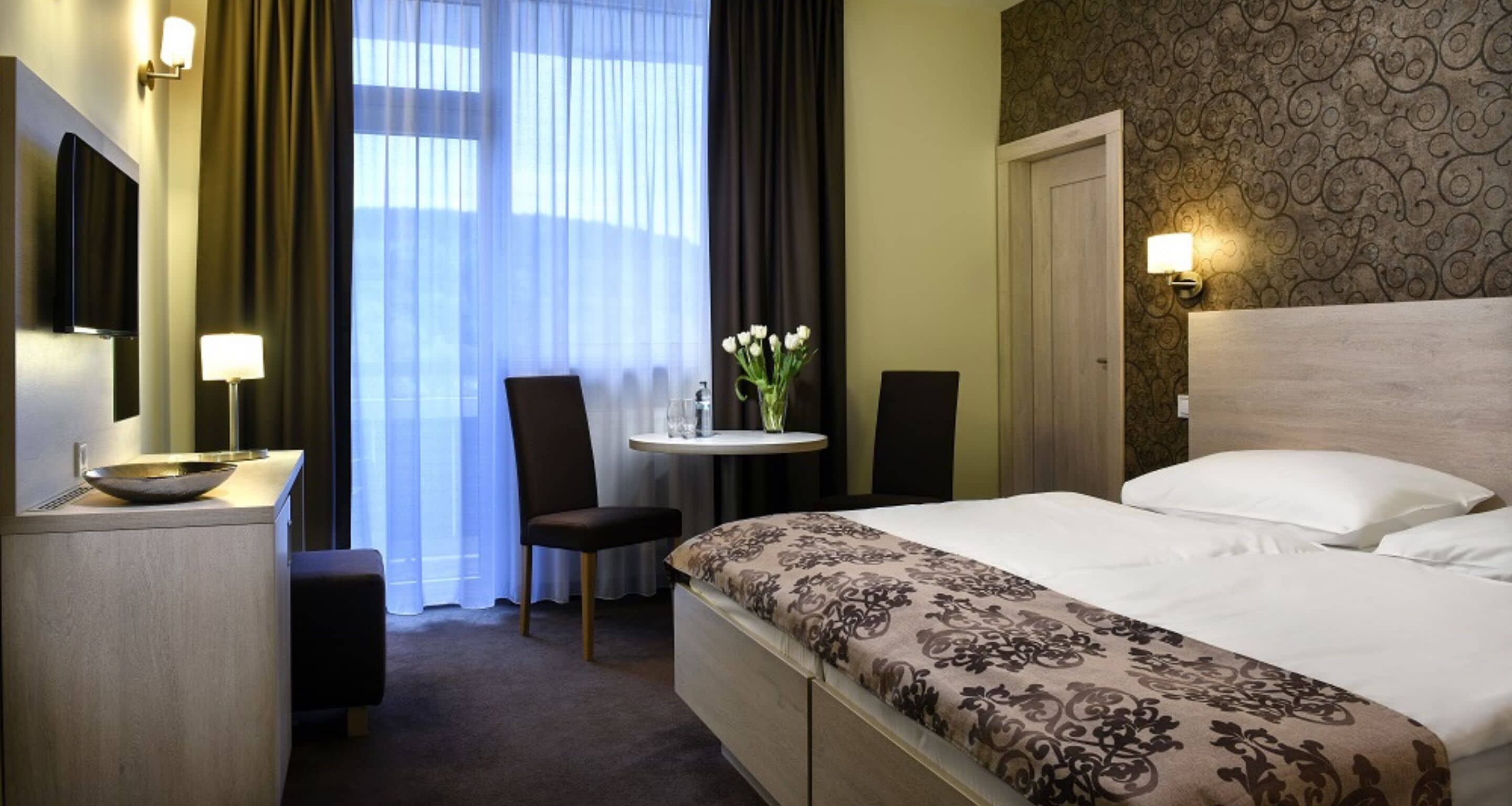 Phòng đôi, bếp nhỏ, quang cảnh sông | Minibar, két bảo mật tại phòng, bàn 