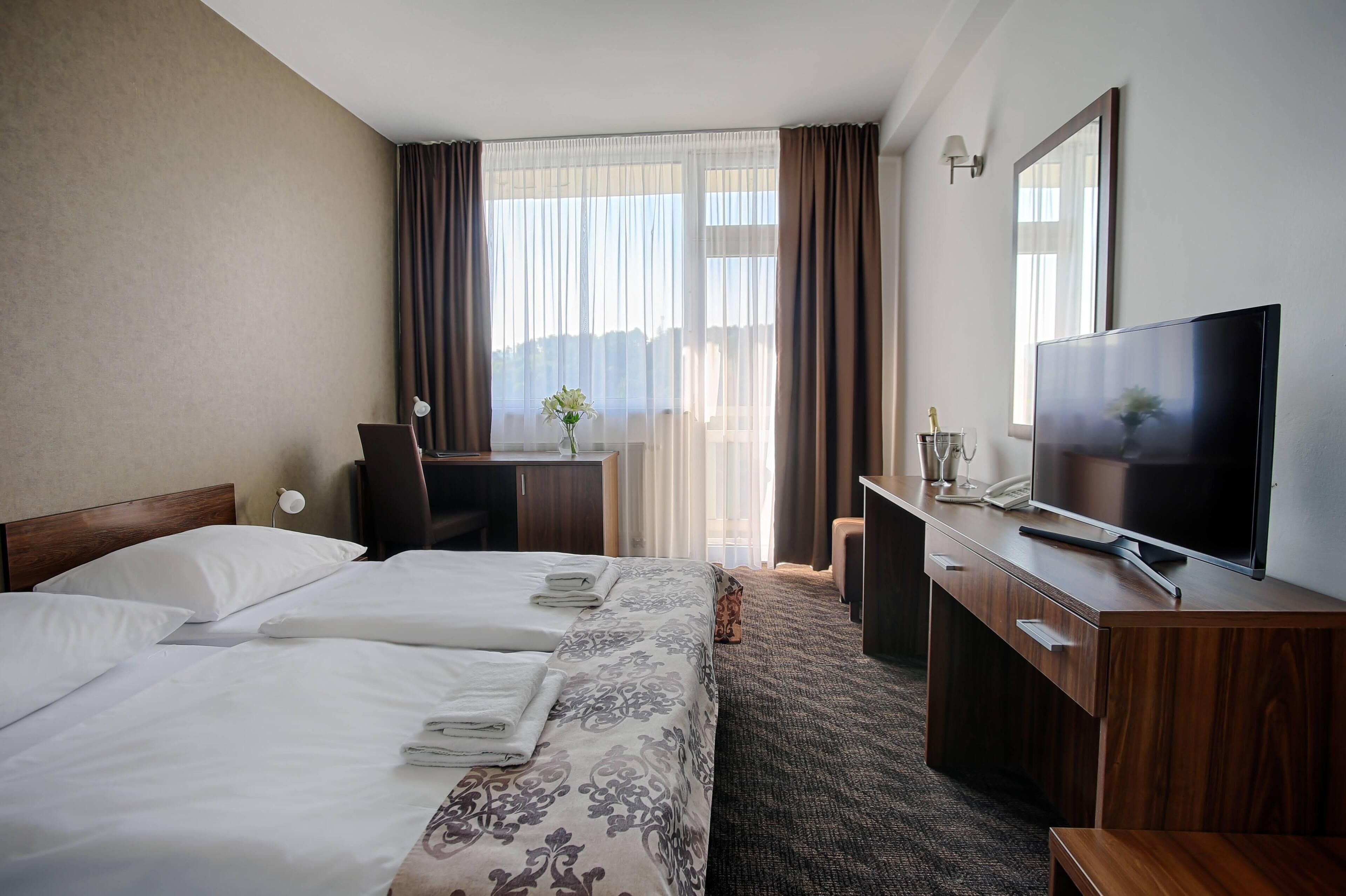 Dobbeltrom – classic, byutsikt | Minibar, safe på rommet, skrivebord og skrivebord for bærbar PC