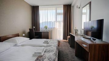 Dobbeltrom – classic, byutsikt | Minibar, safe på rommet, skrivebord og skrivebord for bærbar PC