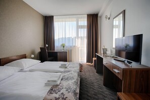 Habitación doble clásica, vista a la ciudad | Minibar, caja de seguridad en la habitación y escritorio 