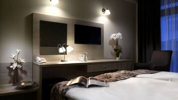 Klassieke tweepersoonskamer, uitzicht op de stad | Een minibar, een kluis op de kamer, een bureau, een laptopwerkplek