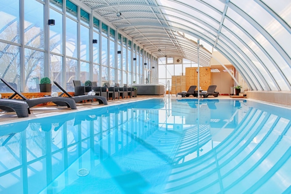 Piscine couverte, chaises longues