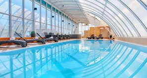 Indoor pool, sun loungers