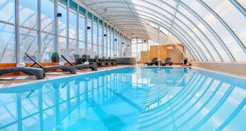 Indoor pool, sun loungers