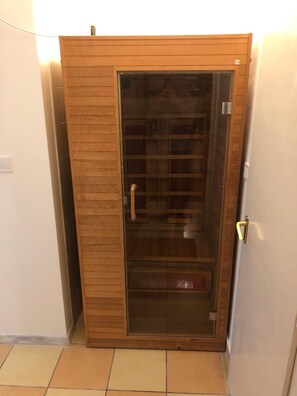 Shower, free toiletries, hair dryer - Május 1 Vendégház (Sé)