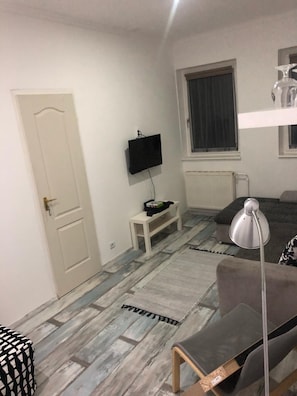 Una televisión de pantalla plana