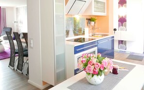 Kühlschrank, Mikrowelle, Ofen, Geschirrspüler