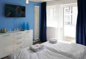 2 bedrooms, desk, travel cot, WiFi