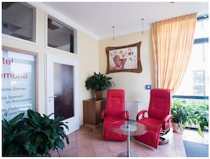 Área de estar no saguão