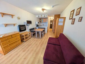 TV - Comfortable studio for 4 with dishwasher, washing machine, balcony, pets allowed (Montgenèvre)
