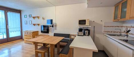 Kylskåp, mikrovågsugn, ugn och diskmaskin