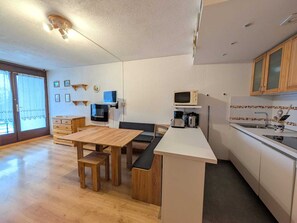 Fridge, microwave, oven, dishwasher - Comfortable studio for 4 with dishwasher, washing machine, balcony, pets allowed (Montgenèvre)