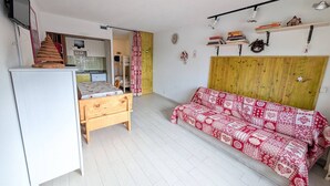 A bedroom with a bed, a wooden headboard, a desk, and a TV. - Ski-in studio with washing machine for 4, pets allowed (Montgenèvre)