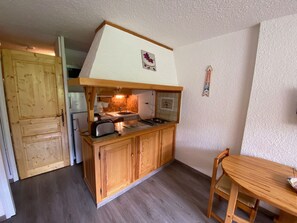 Fridge, microwave, dishwasher, high chair - Cozy studio at the slopes, south-facing, parking included (Montgenèvre)