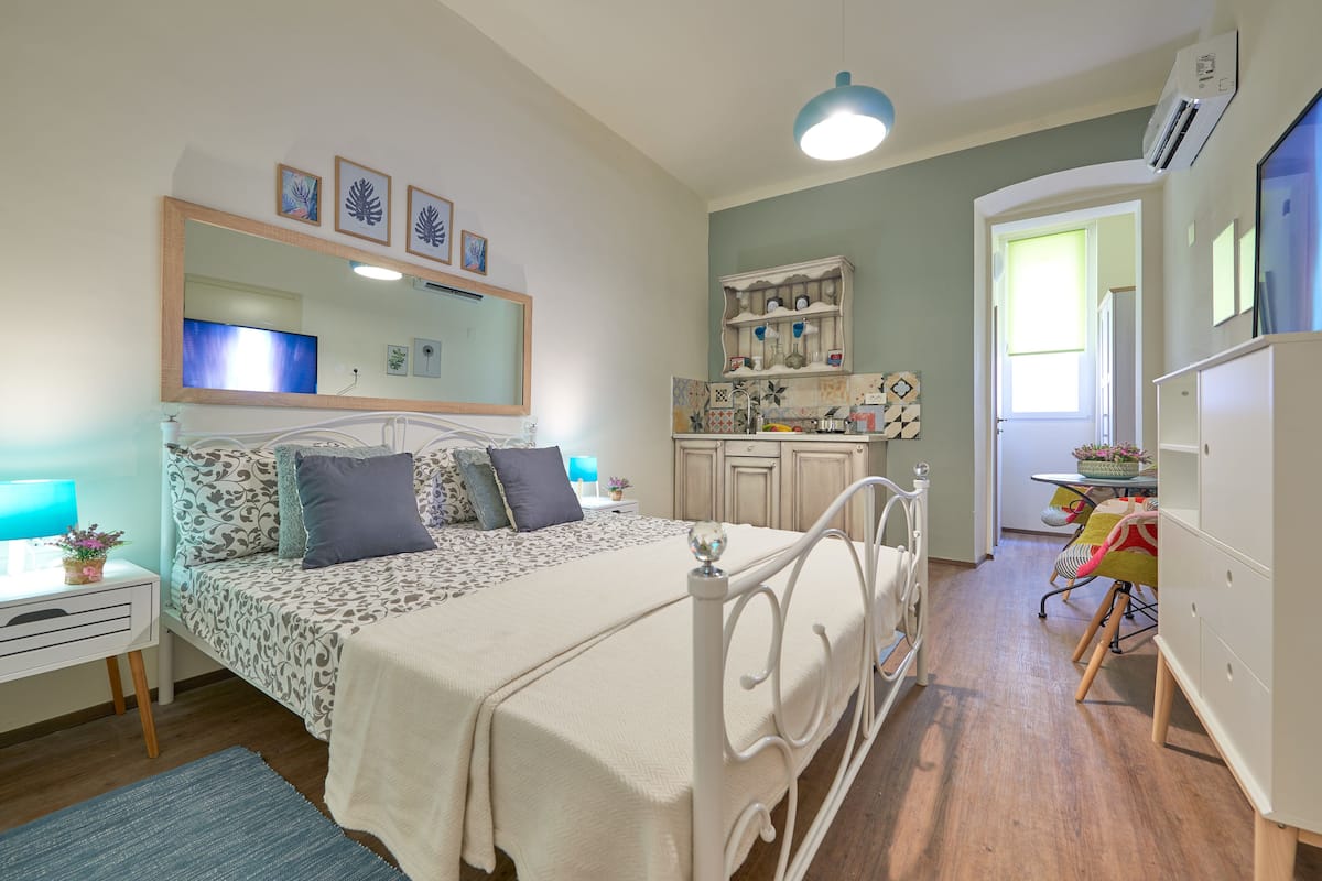 Studio (White) | Bügeleisen/Bügelbrett, kostenloses WLAN, Bettwäsche
