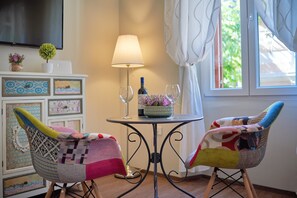 Tabla de planchar con plancha, wifi gratis y ropa de cama