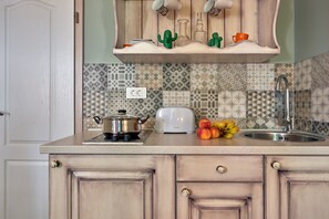 Placa de cocina, tetera/pava eléctrica, tostadora, utensilios de cocina