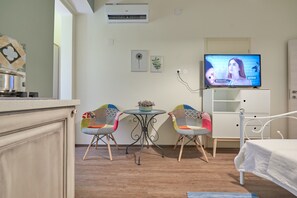 Tabla de planchar con plancha, wifi gratis y ropa de cama