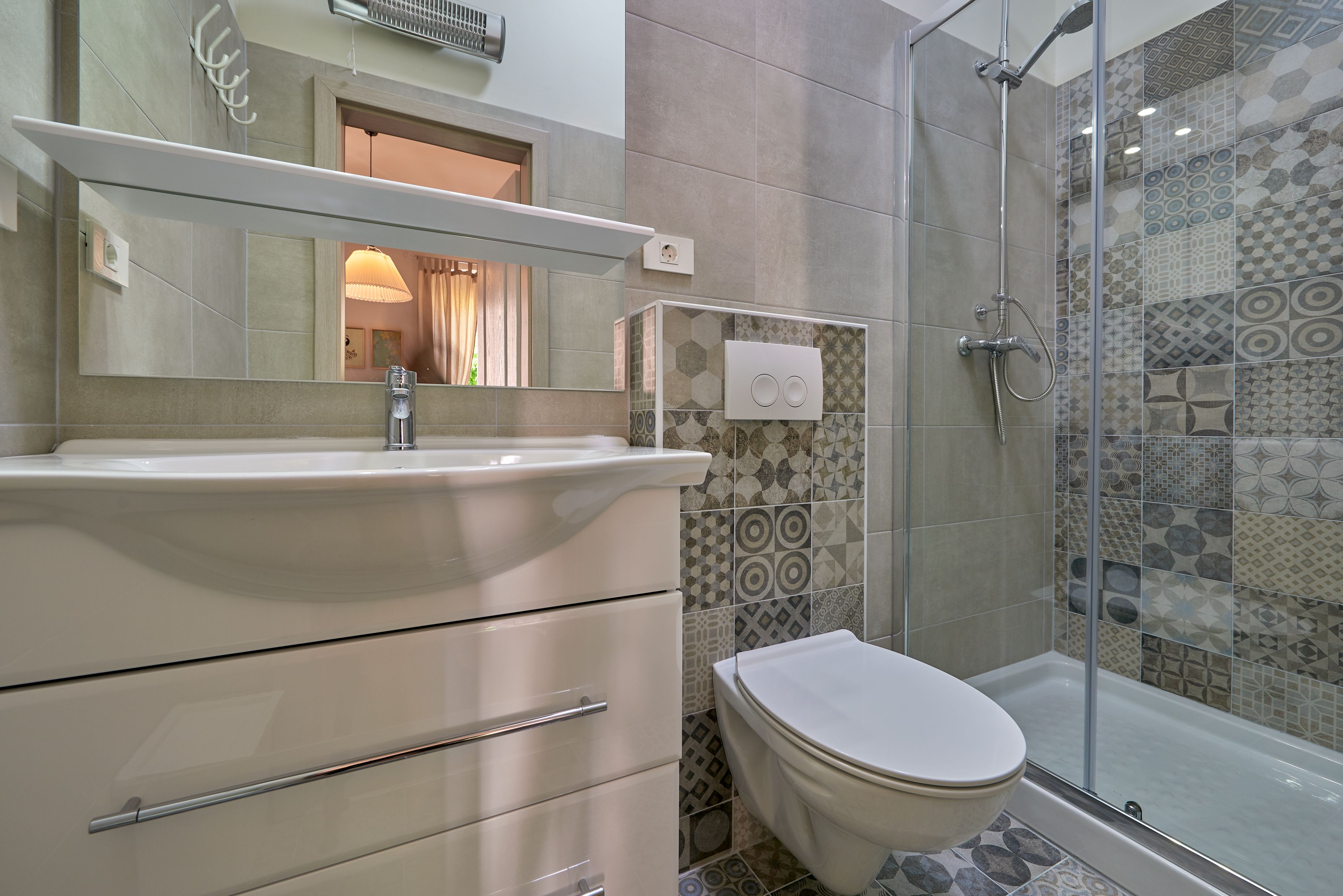 Studio (Green) | Bathroom | Shower, free toiletries, hair dryer, slippers