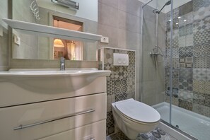 Estudio (Green) | Baño | Ducha, artículos de higiene personal gratuitos y secador de pelo