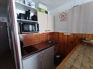 Réfrigérateur, micro-ondes, lave-vaisselle, chaise haute