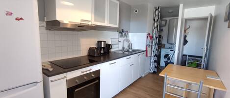 Een koelkast, een microgolfoven, een vaatwasser