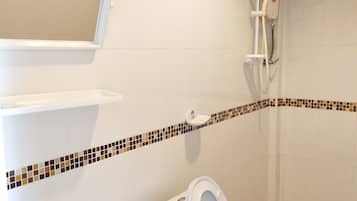 Standard Double Room | Bathroom | Shower, free toiletries, towels