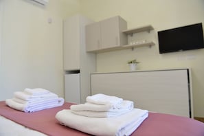 Comfort-Vierbettzimmer, 1 Schlafzimmer, mit Bad | Hochwertige Bettwaren, Minibar, Zimmersafe, Schreibtisch