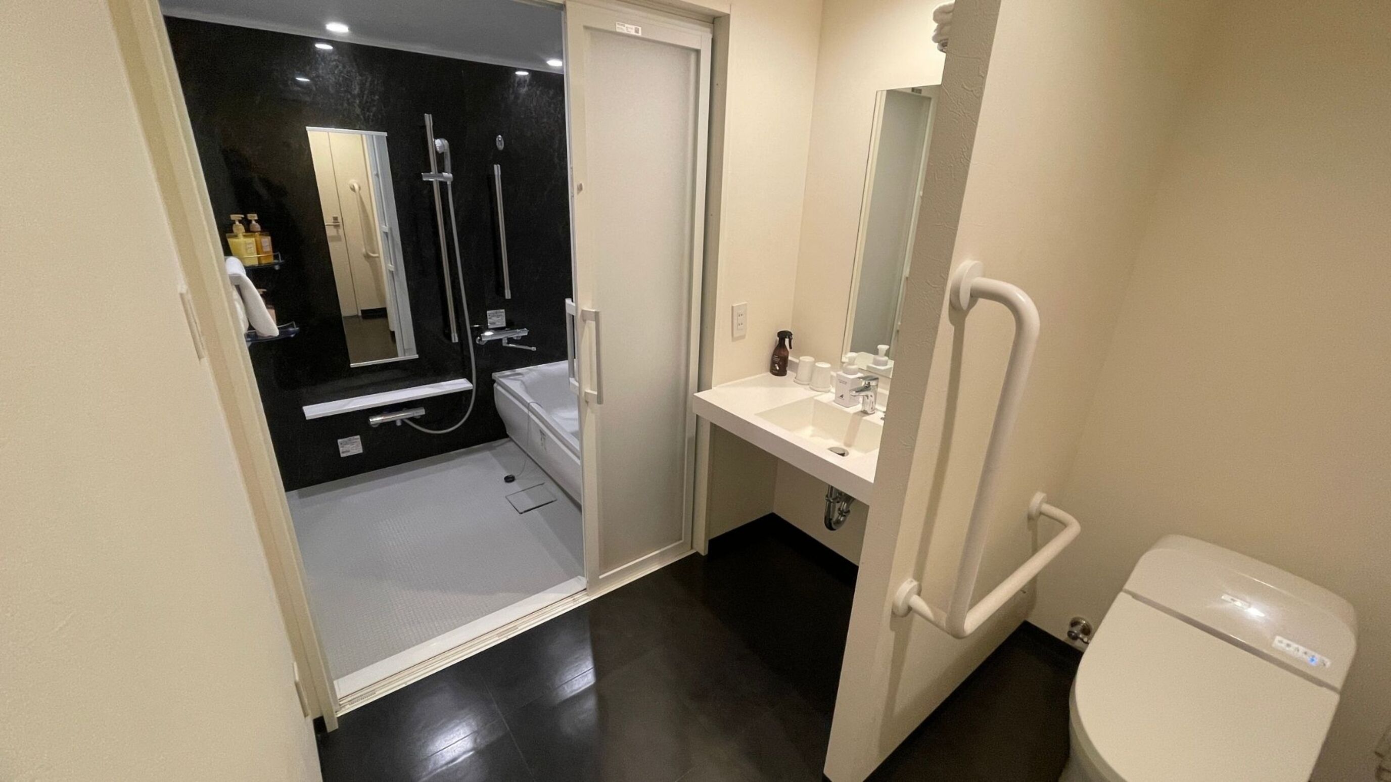 deluxe twin room, non smoking | bathroom | combined shower/bathtub, hair dryer, slippers, electronic bidet
