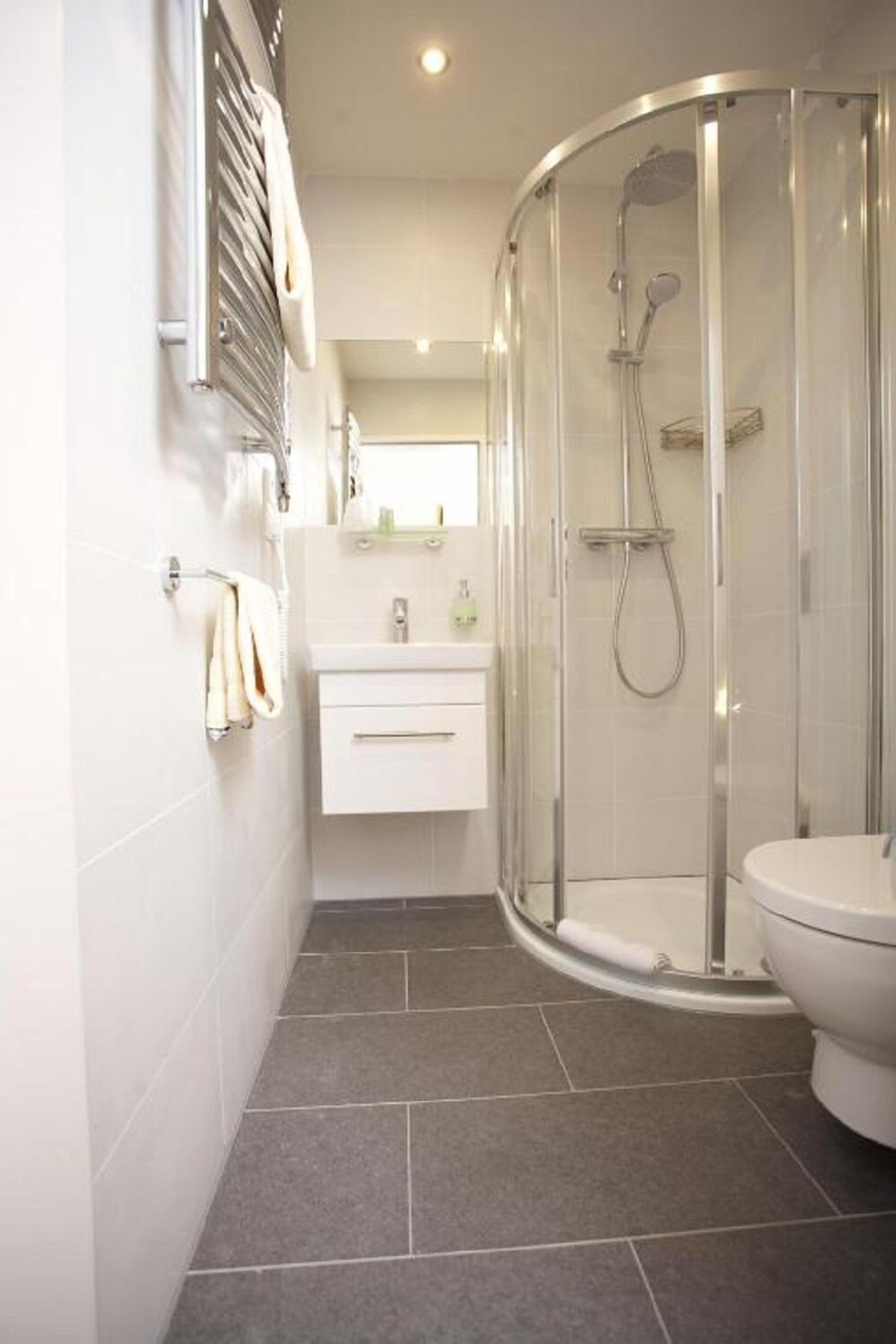 comfort double room | bathroom | shower, rainfall showerhead, free toiletries, hair dryer