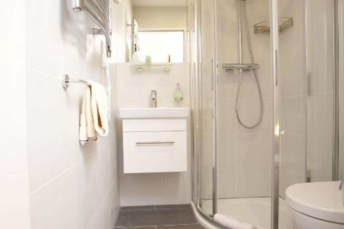 comfort double room | bathroom | shower, rainfall showerhead, free toiletries, hair dryer
