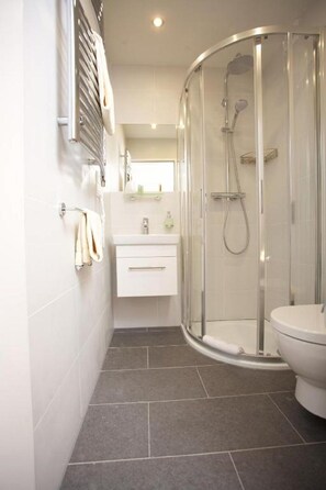 Comfort Double Room | Bathroom | Shower, rainfall showerhead, free toiletries, hair dryer - Hotel Reinhardtshof Garni (Wolfschlugen)