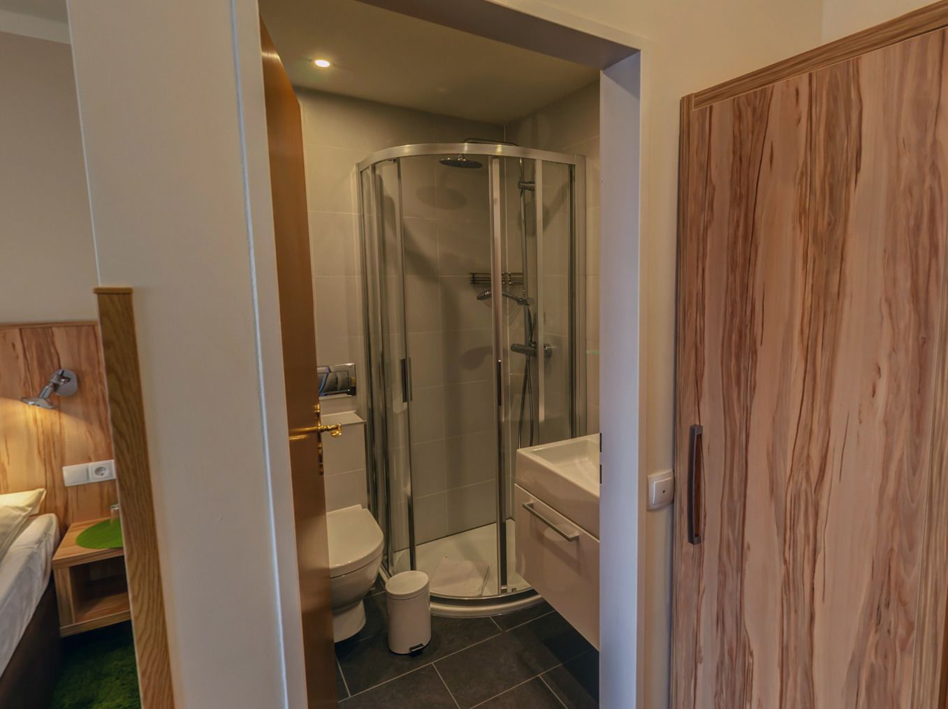 standard double room | bathroom | shower, rainfall showerhead, free toiletries, hair dryer