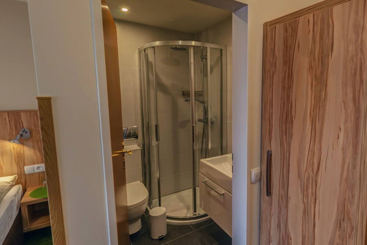 standard double room | bathroom | shower, rainfall showerhead, free toiletries, hair dryer