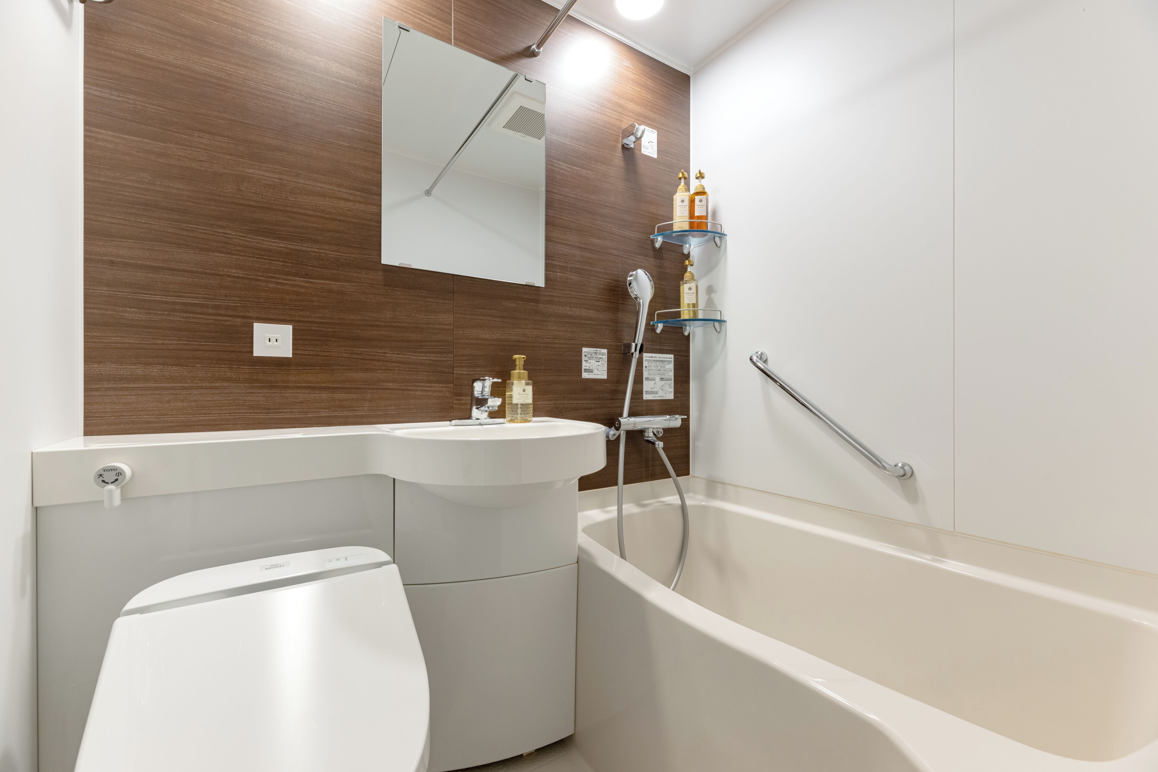 combined shower/bathtub, slippers, bidet, towels