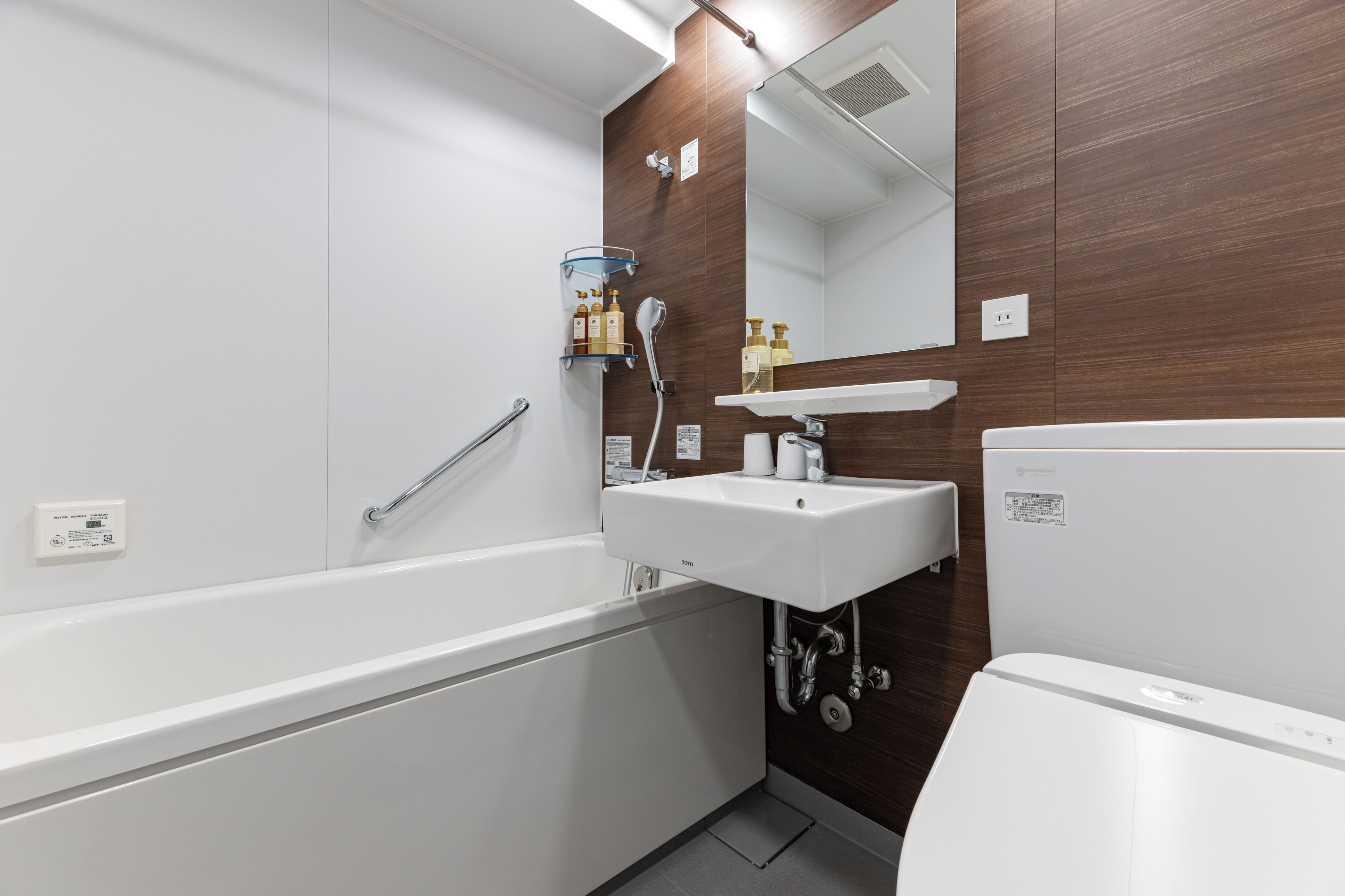 combined shower/bathtub, slippers, bidet, towels