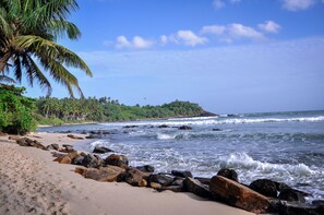 Beach nearby - Tamasha Mango House (Batigama)